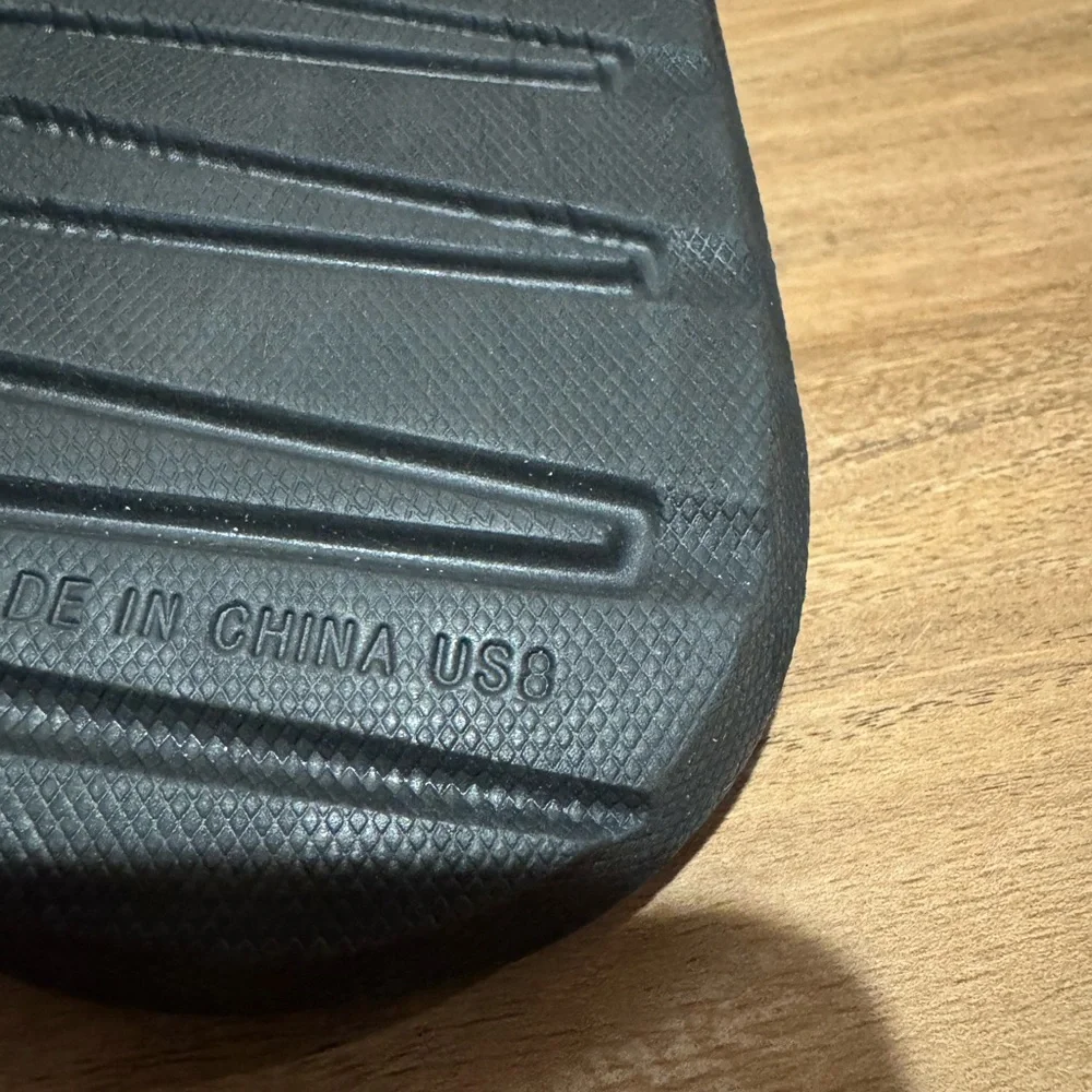 Like New - Women’s Black Puma Slides - Size 8 - Picture 6 of 7